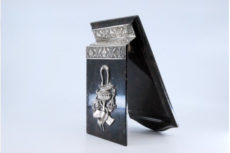 Porta blocos em pedra com aplicações em prata e serpente envolvida em rosas e jarro.